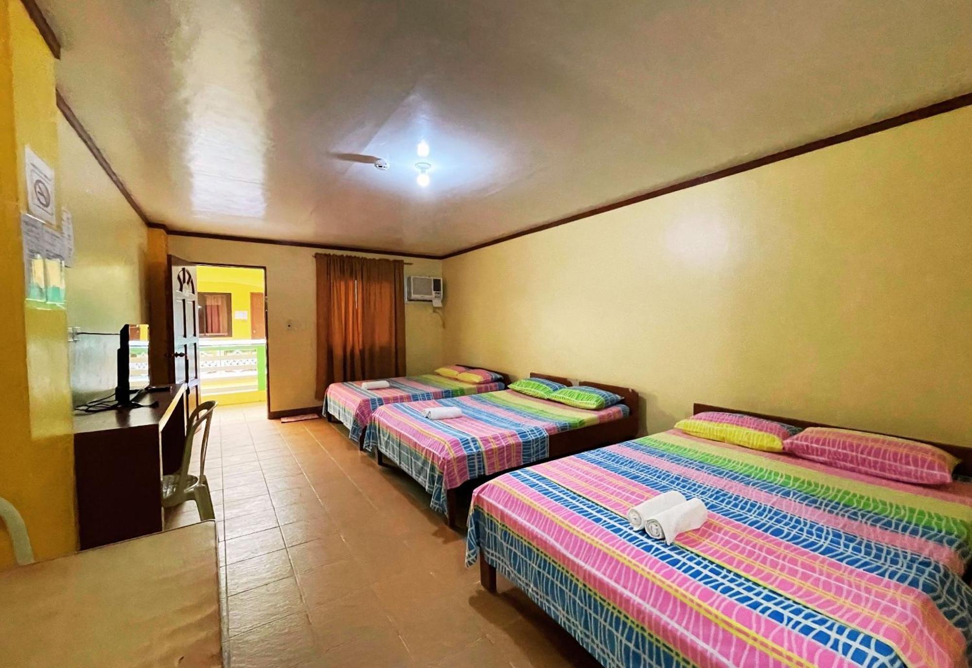 White Beach Hotel Puerto Galera Powered By Cocotel Eksteriør billede
