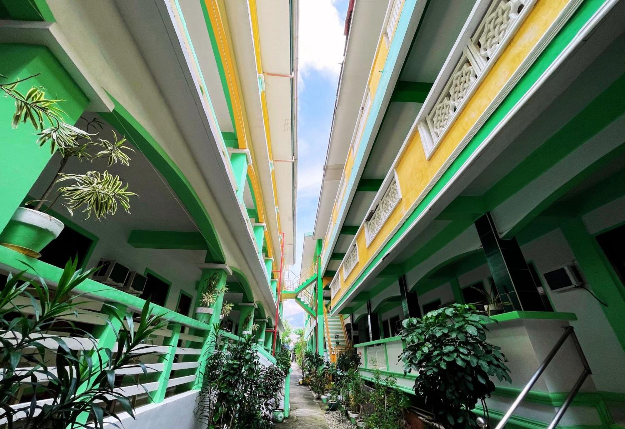 White Beach Hotel Puerto Galera Powered By Cocotel Eksteriør billede