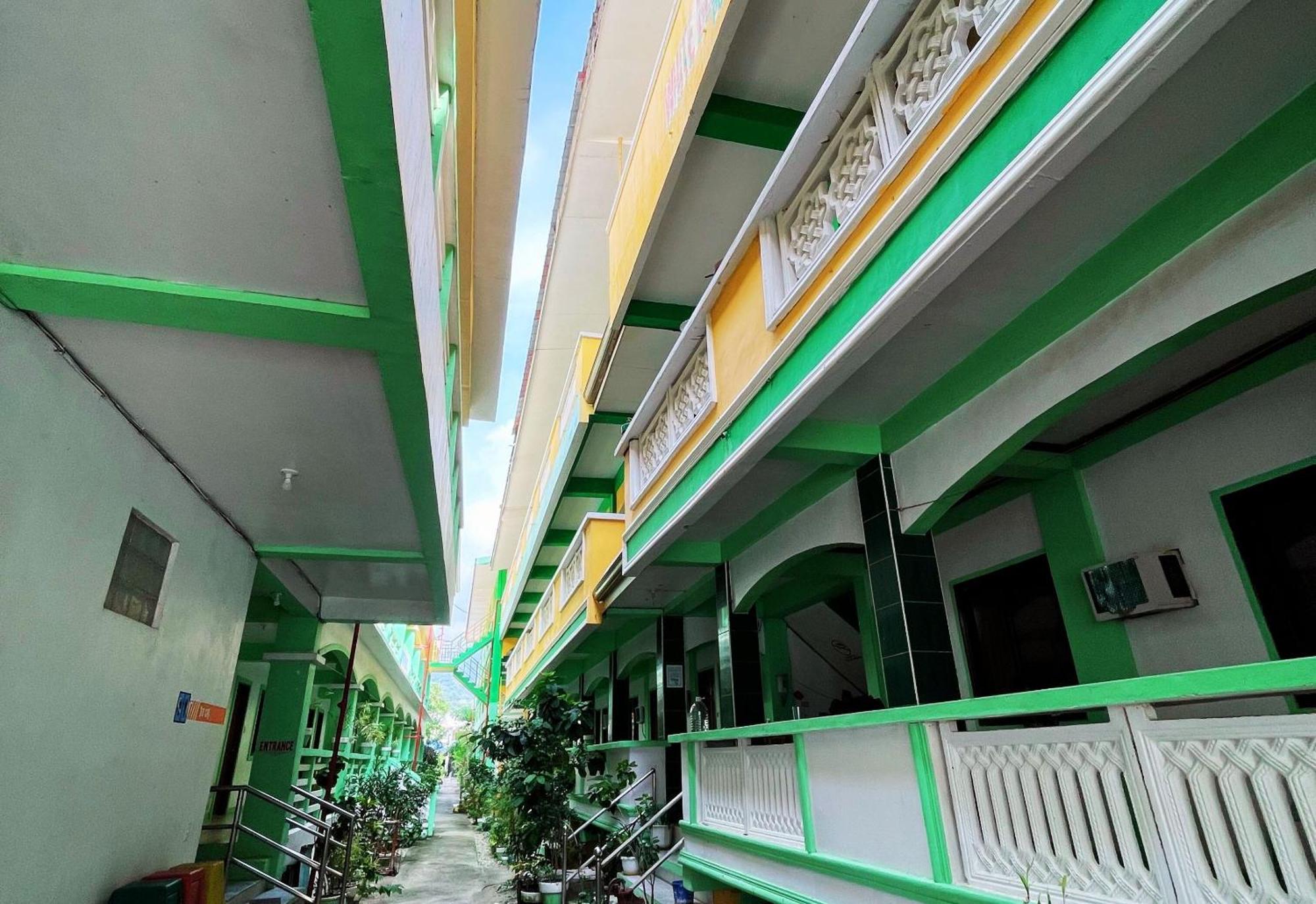 White Beach Hotel Puerto Galera Powered By Cocotel Eksteriør billede